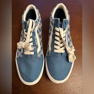 Never been worn platform vans - Size 9 - Women’s. Size 7.5 - Mens